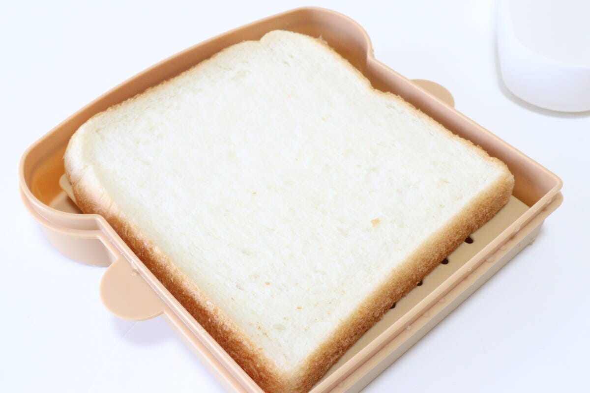 ダイソーの電子レンジ調理器で調理した食パン