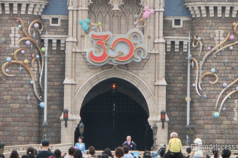 加賀見社長（右）・ディズニーアンバサダーの永井綾香氏（左）