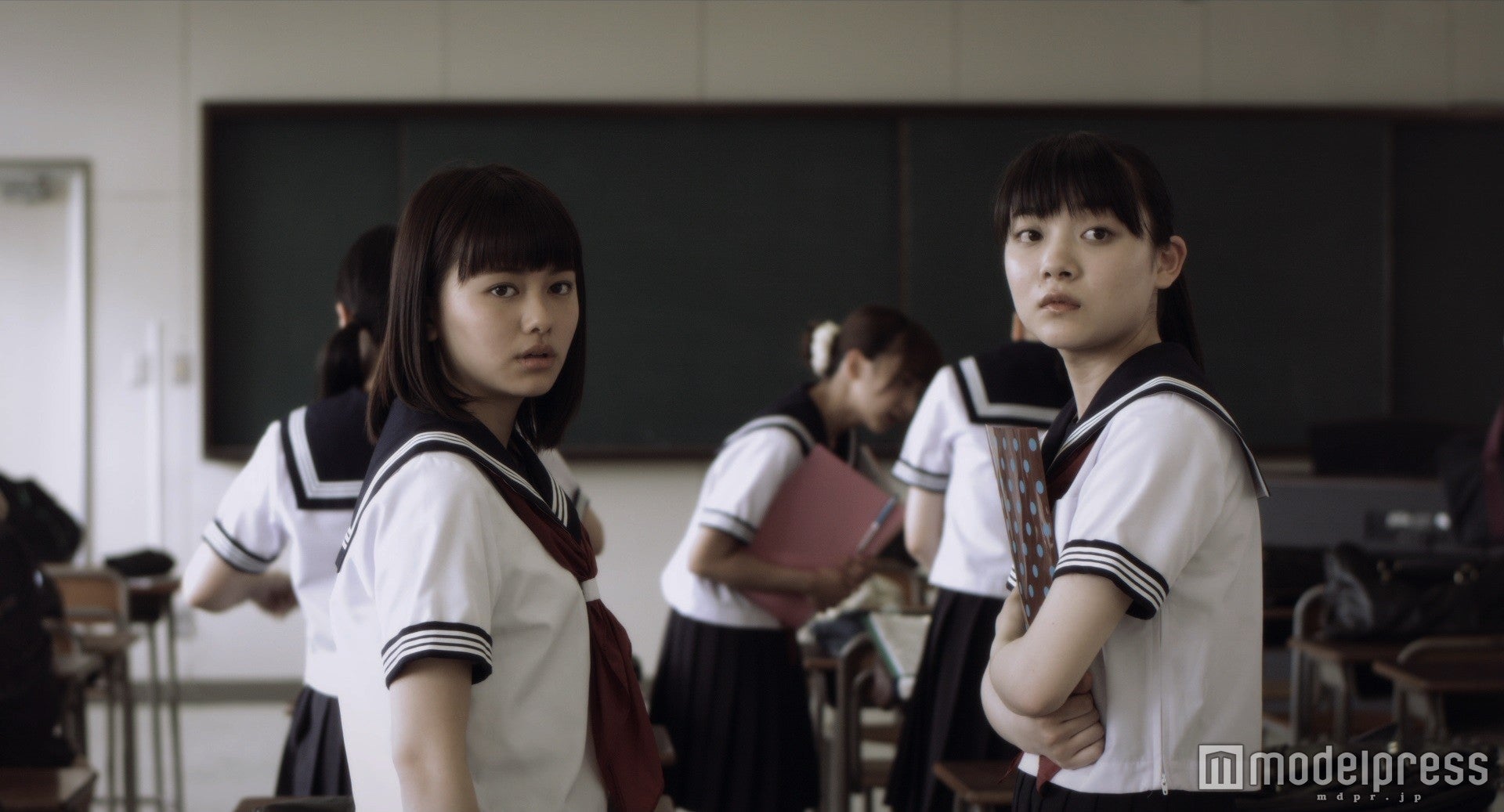 山本舞香・三浦透子／映画「桜ノ雨」より（C）2015 halyosy、藤田遼、雨宮ひとみ、スタジオ・ハードデラックス／PHP研究所／『桜ノ雨』製作委員会