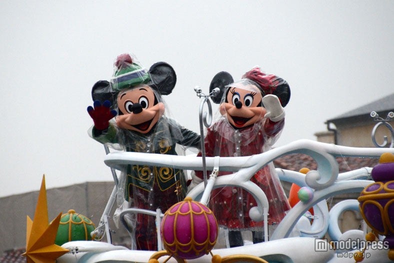 ディズニーランドのクリスマススタート、ミッキー＆ミニーが“雨の日 