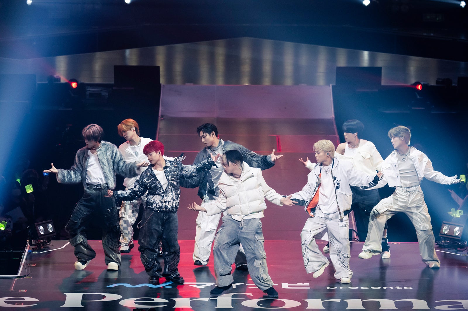 MAZZEL（C）撮影：田中聖太郎写真事務所