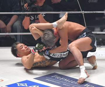 梅野源治がぼう然 1回三角絞めで一本負け、MMA3戦目で初黒星 “日本ムエタイ界の至宝”無念のタップ