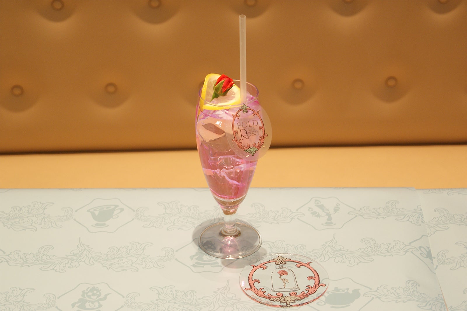 ＜真実の薔薇＞ローズウォーター890円／コースター付き1,590円（C）Disney