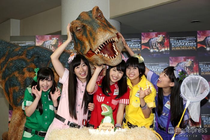 「WALKING WITH DINOSAURS LIVE ARENA TOUR IN JAPAN」の初日公演を観劇したももいろクローバーZ(左から:有安杏果、佐々木彩夏、百田夏菜子、玉井詩織、高城れに)