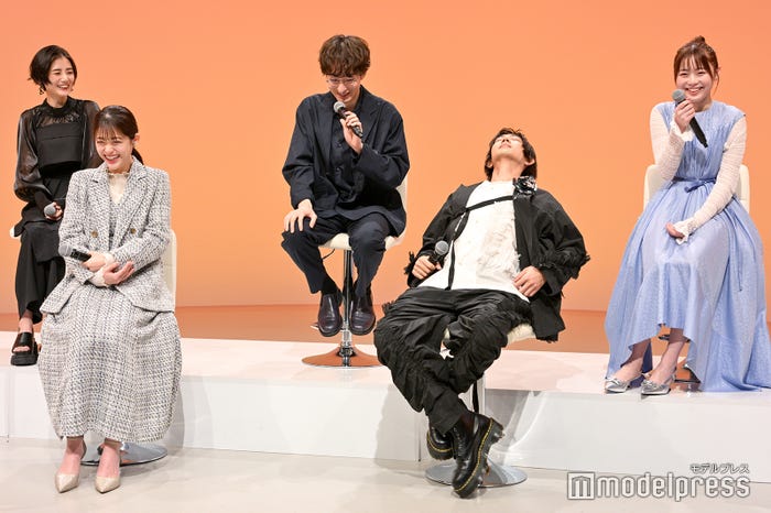 (前列左から)松村沙友理、駒木根葵汰(後列左から)片山萌美、濱正悟、田畑志真(C)モデルプレス