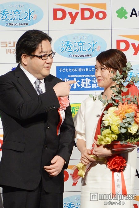 (左から)秋元康、大島優子