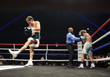 2度目の世界挑戦の桑原拓は呆然4回TKO負け 世界王座獲得ならず 王者オラスクアガの強打に屈する 顔は腫れ上がる