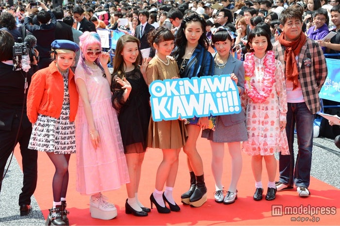 沖縄・那覇市国際通りにて行われたレッドカーペットイベントに参加した青文字系モデルら/瀬戸あゆみ、EVA、柴田紗希、武智志穂、中田クルミ、近藤夏子、三戸なつめ(左から)