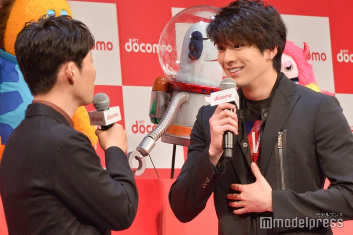星野源の“クレープ好き”に新田真剣佑が笑顔で反応(C)モデルプレス