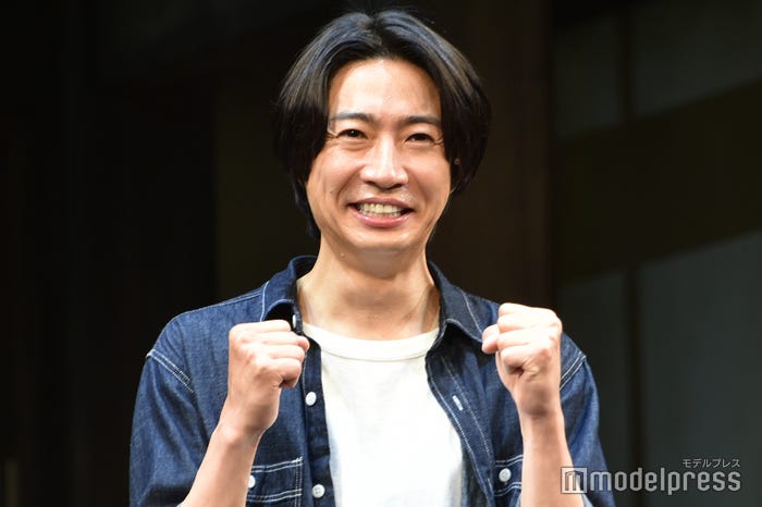 ガッツポーズを求められ逐一笑顔で応える相葉雅紀(C)モデルプレス