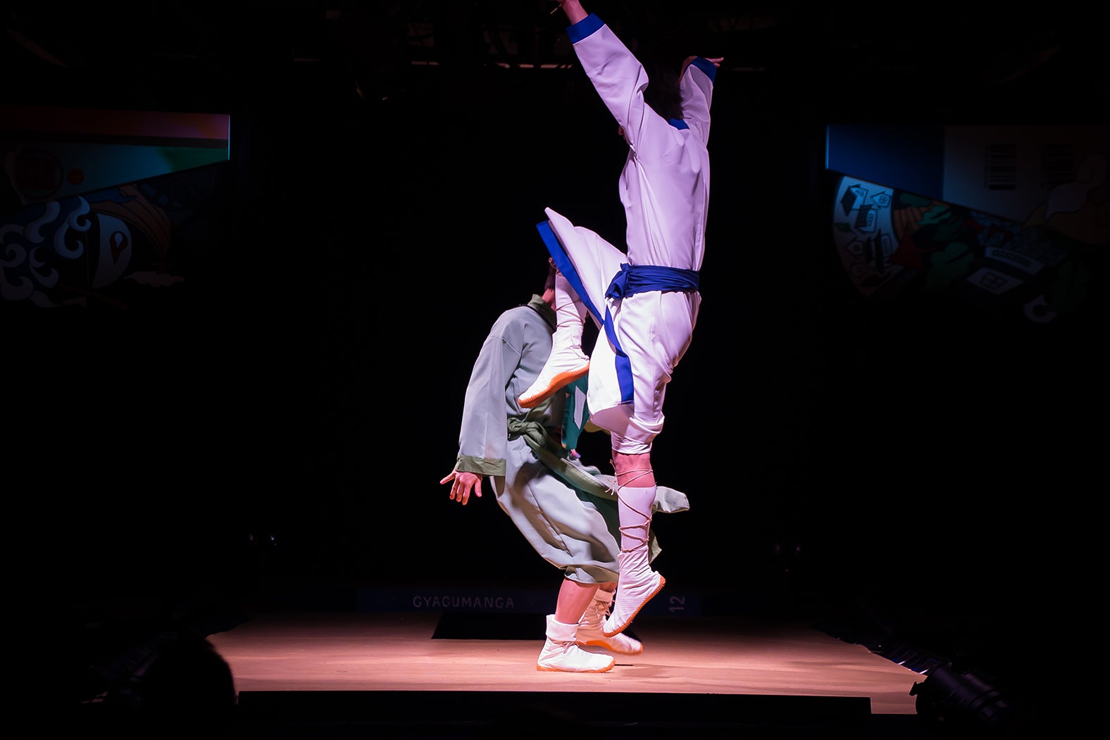 初演舞台写真（C）増田こうすけ／集英社 （C）「復刻 舞台 増田こうすけ劇場 ギャグマンガ日和 ～奥の細道 地獄のランウェイ編～」 製作委員会