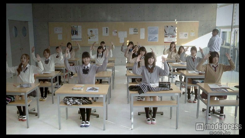 AKB48の新曲「So long！」ミュージックビデオより（C）AKS