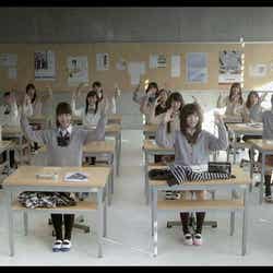 AKB48の新曲「So long!」ミュージックビデオより(C)AKS