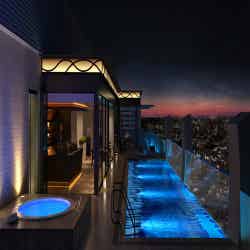 沖縄の天空プールでルーフトップパーティ!那覇の夜景と遊ぶ新ナイトスポット