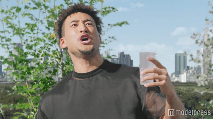 関口メンディー/新CM「ルーフトップ」篇より