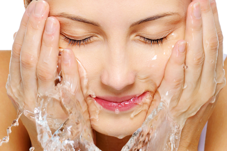 ぬるま湯〜冷水で洗い流す