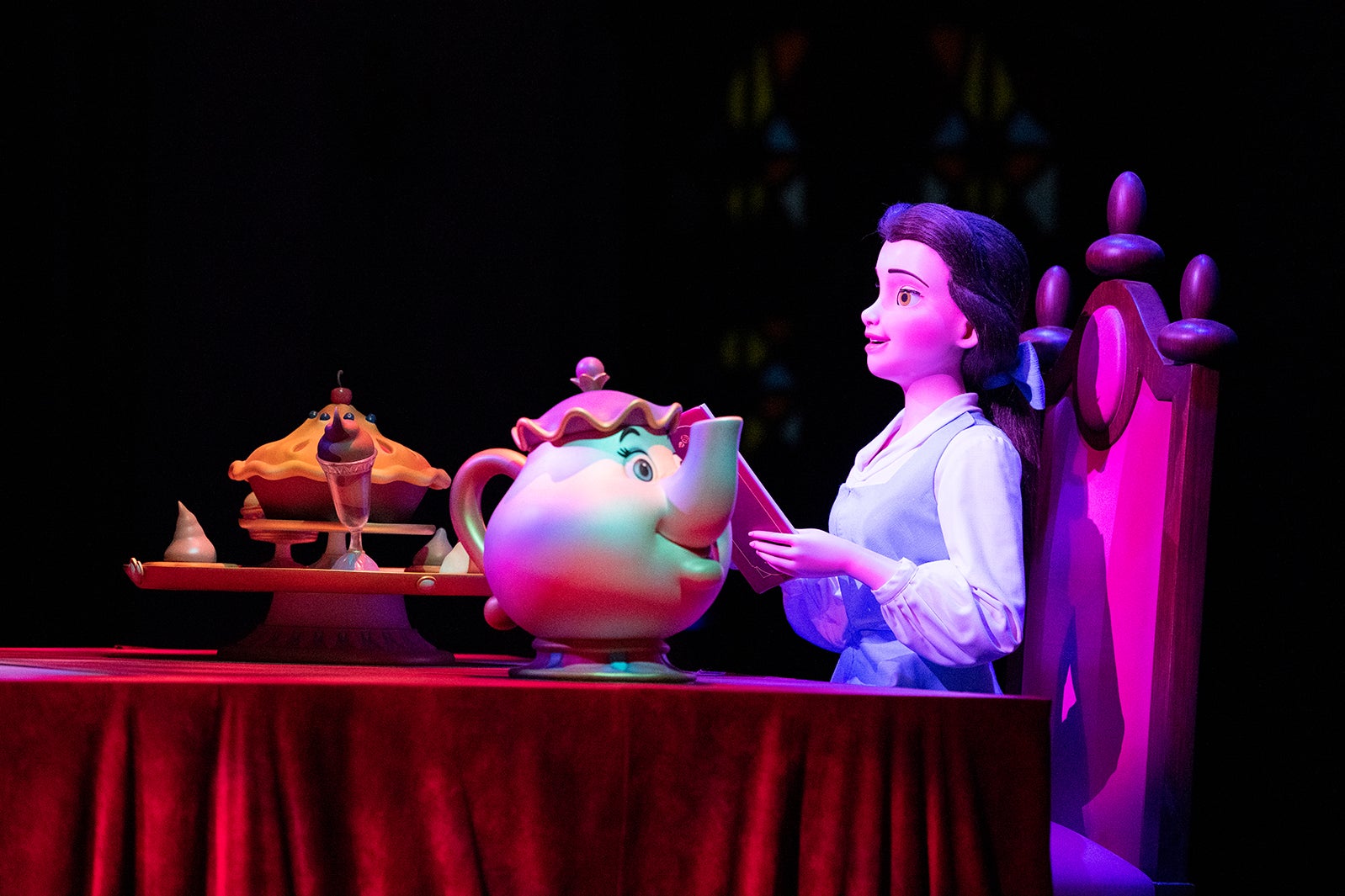 ダイニングルーム／「美女と野獣“魔法のものがたり”」（C）Disney