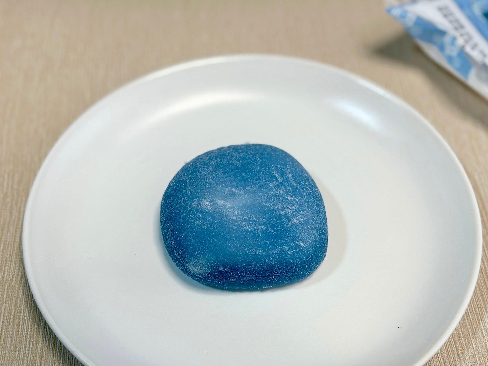 真っ青なビジュアルがインパクト抜群! じゃりっとしたラムネクリームはクセになるおいしさ