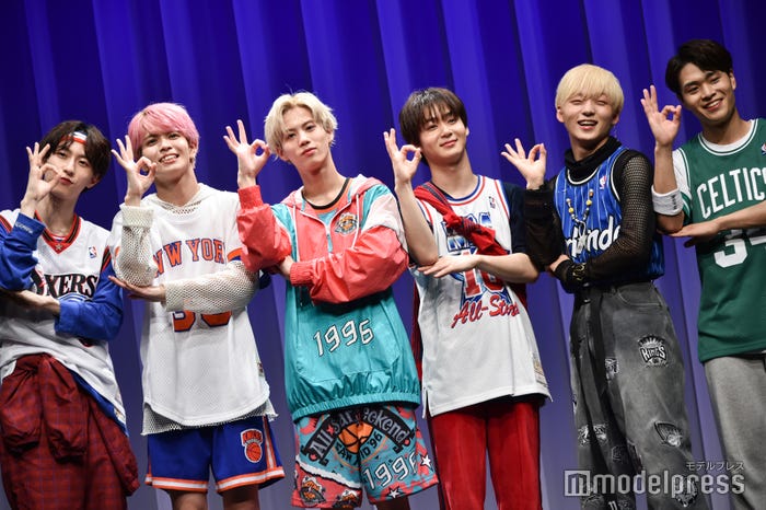 “OKポーズ”をとる(左から)OCTPATH/四谷真佑、栗田航兵、小堀柊、太田駿静、古瀬直輝、海帆 (C)モデルプレス