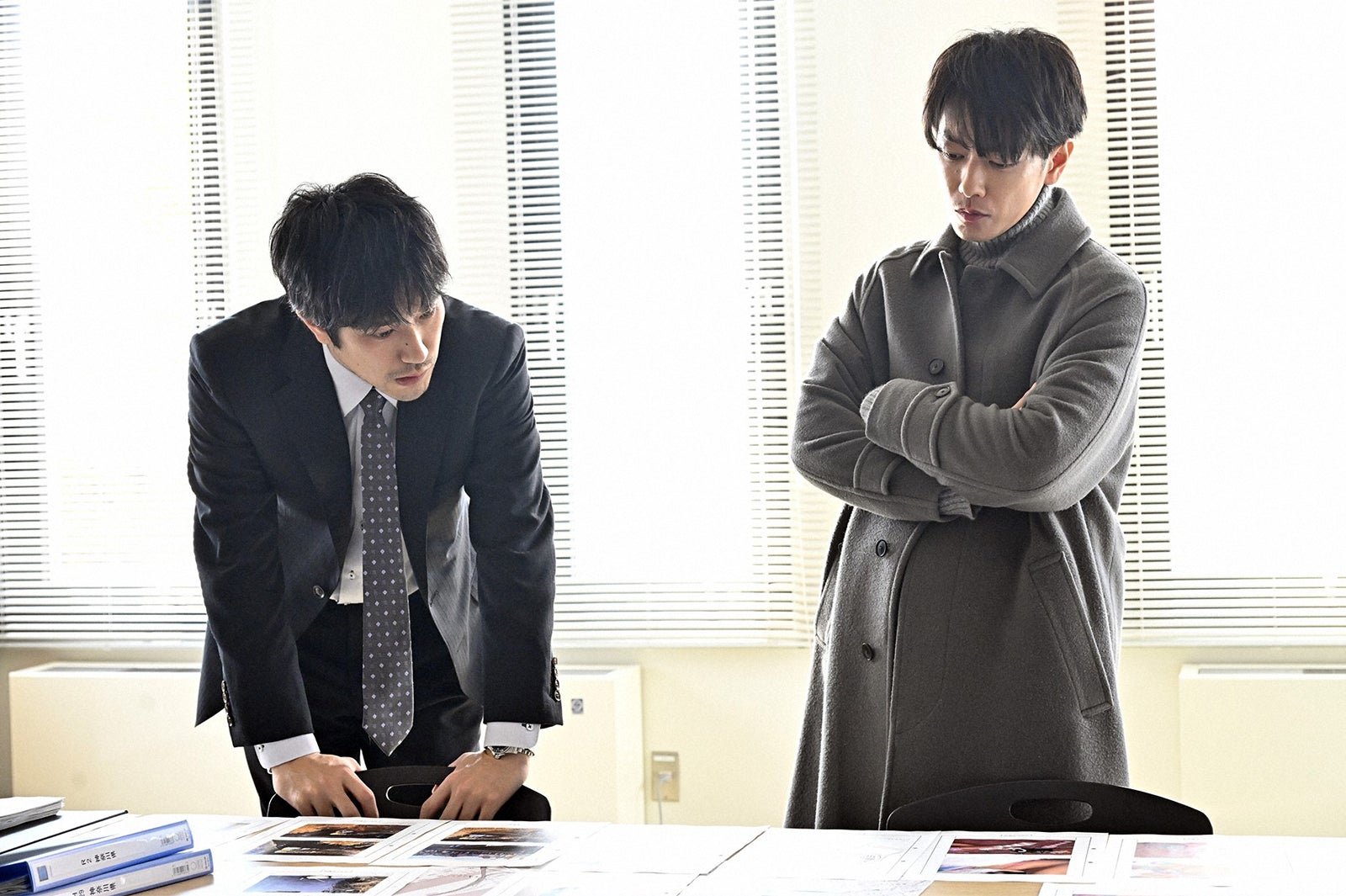 松山ケンイチ、佐藤健／ 「100万回 言えばよかった」第4話より（C）TBS