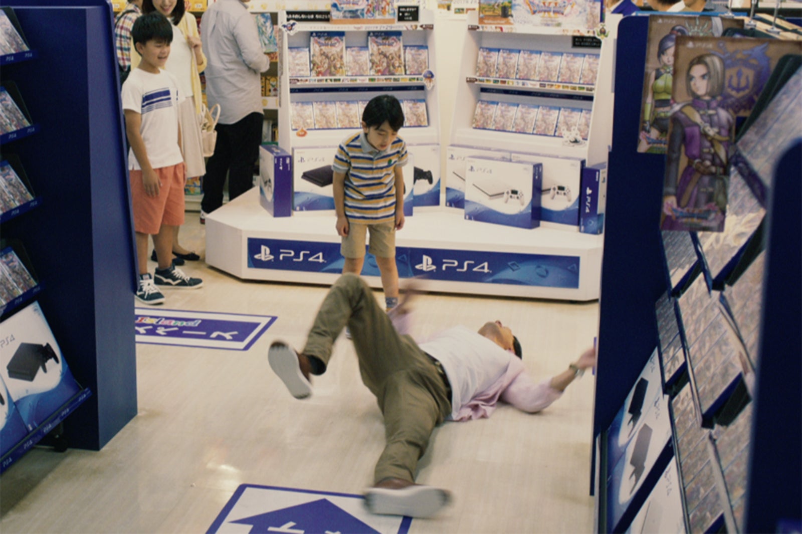 “こんな姿見たことない”山田孝之、大声を出しながら地べたに寝そべり全力で駄々　監督も心配