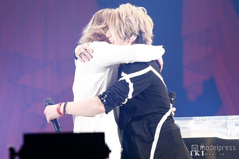 TERUとも抱き合う