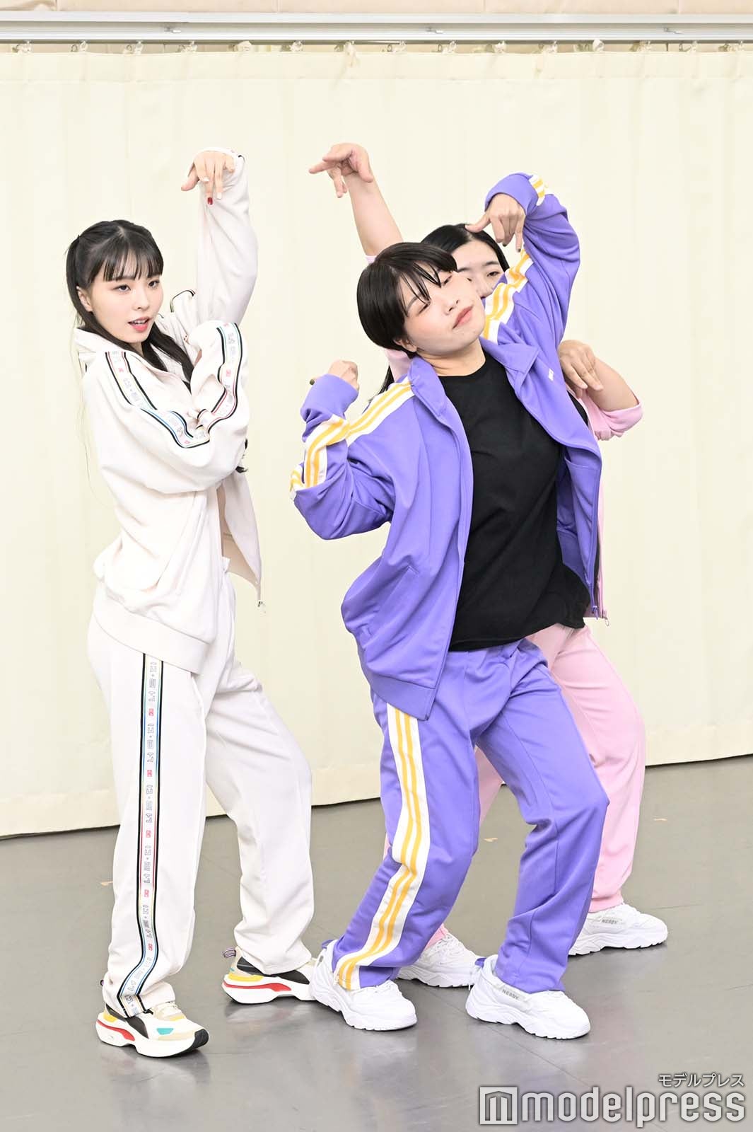 （左から）川口ゆりな、まひる、よしこ（C）モデルプレス