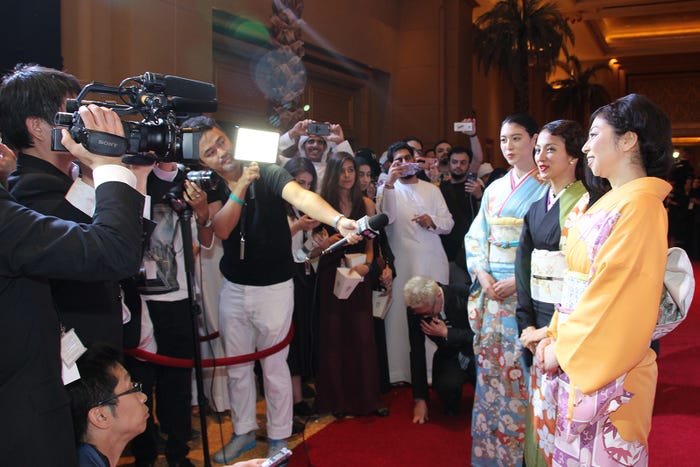 取材を受ける3人(C)尾田栄一郎/2016 「ワンピース」製作委員会