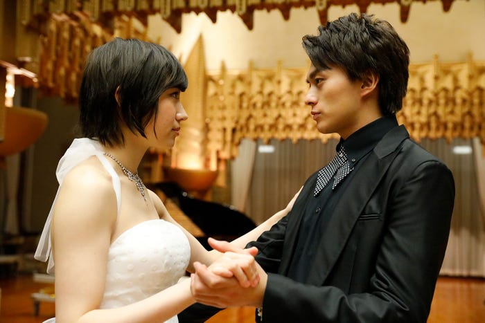 太田夢莉、小林豊/ドラマ「ミナミの帝王ZERO」より(画像提供:関西テレビ)
