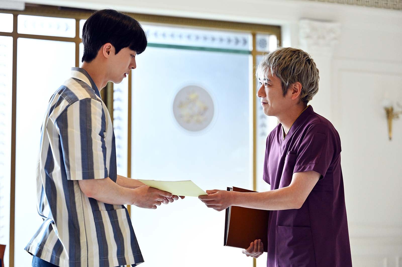 キム・ムジュン、二宮和也「ブラックペアン シーズン２」第1話より（C）TBS