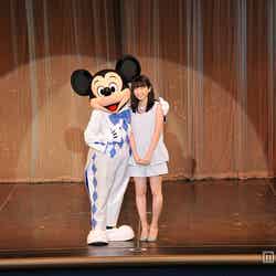ディズニーランドで共演を果たした志田未来とミッキーマウス（C）2015 Disney Enterprise，inc．All Rights Reserved．【モデルプレス】