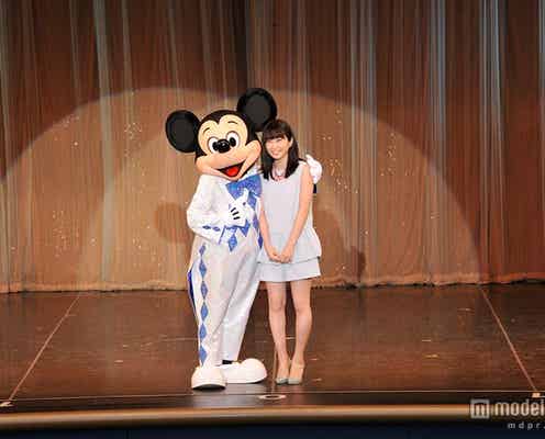 志田未来、ミッキーと感激の共演「1番好き!」 ディズニーランドにサプライズ登場