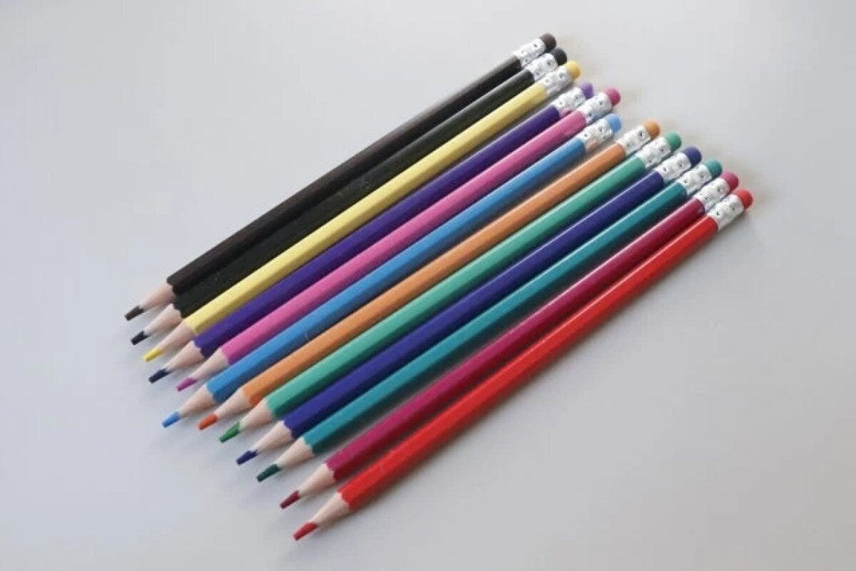 カラフルな消せる色鉛筆12本が机に並べられている カラフルな消せる色鉛筆12本が机に並べられている