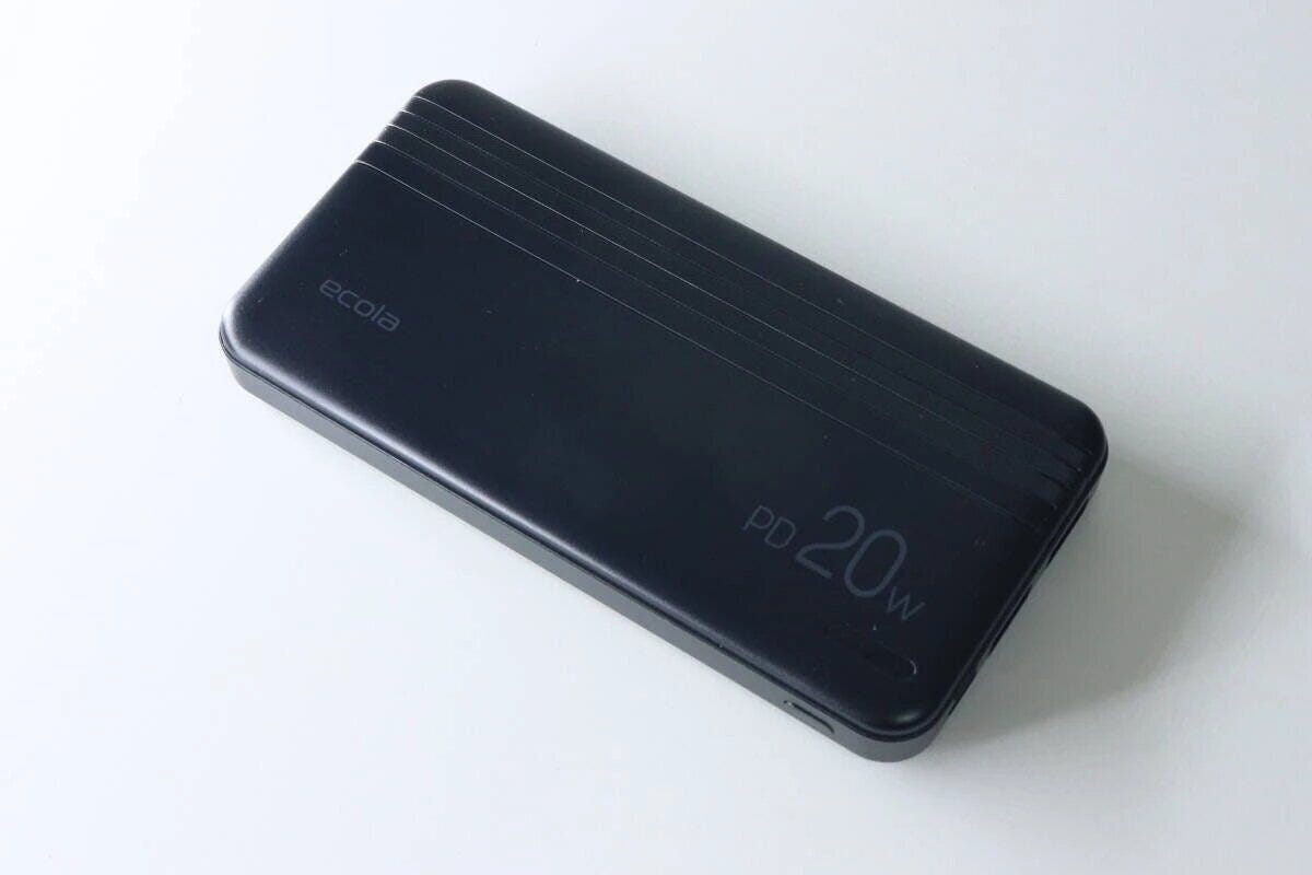 黒いモバイルバッテリー本体を斜め上から見た様子。「PD