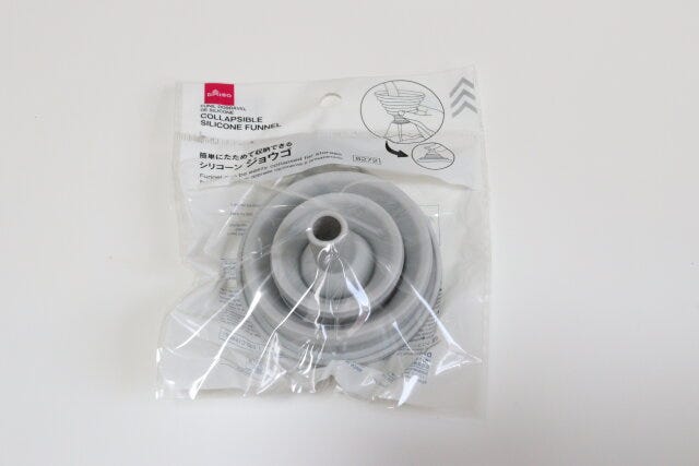 ダイソー シリコーン折りたたみジョウゴ ダイソーのシリコーン折りたたみジョウゴのパッケージ