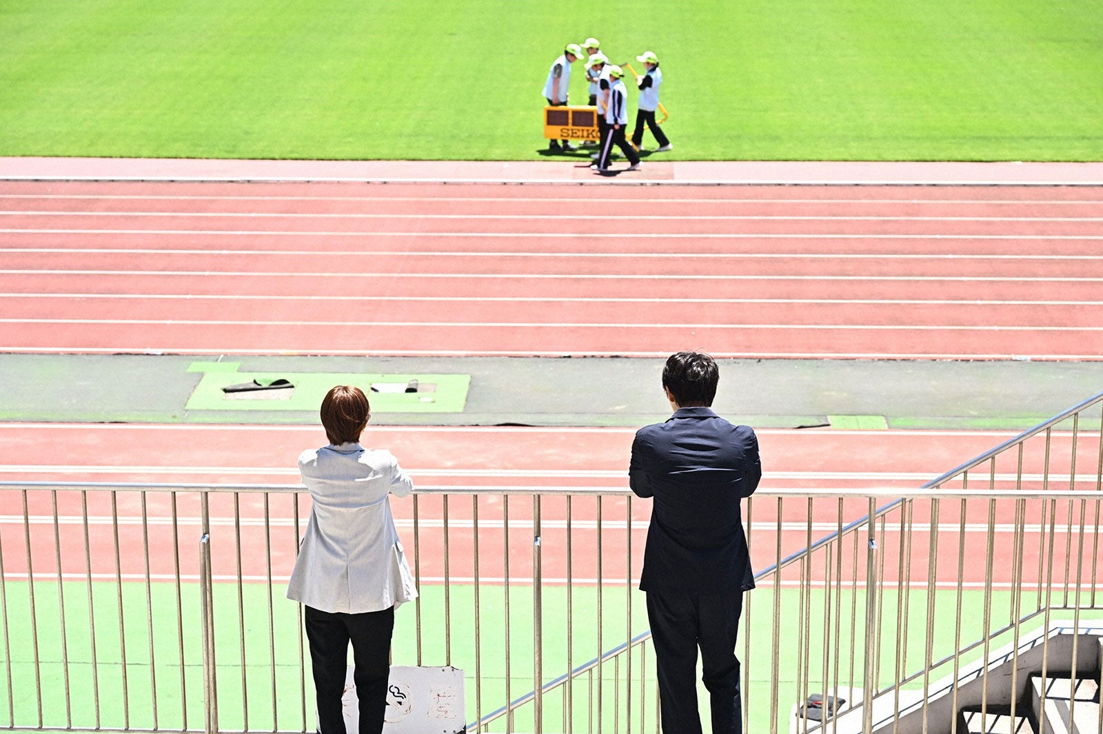 芳根京子、綾野剛／「オールドルーキー」第3話より（C）TBS