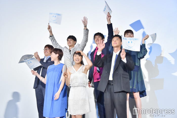 (前列左から)上野樹里、土屋太鳳、竹内涼真/(後列左から)三木孝浩監督、葉山奨之、堀井新太、松井愛莉(C)モデルプレス