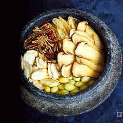 石釜で炊いた栄養石釜ご飯（松茸）／画像提供：韓国観光公社