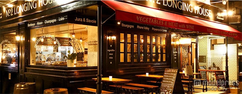 パリの街角にありそうなお洒落な外観／画像提供：野菜がおいしいダイニング LONGING HOUSE