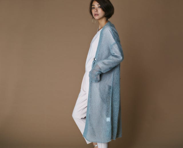 モヘアロングニットカーディガン¥12,000/アナザーエディション(アナザーエディション ルミネエスト新宿店) ブラウス×パンツ セットアップ¥20,000 パンプス¥9,000/ともにTONAL ピアス¥8,500/エマ カルジル(スローブ イエナ 渋谷店) ショルダーバッグ¥20,000/ハミバミ(スローブ イエナ 渋谷店)(C)TOPLOG