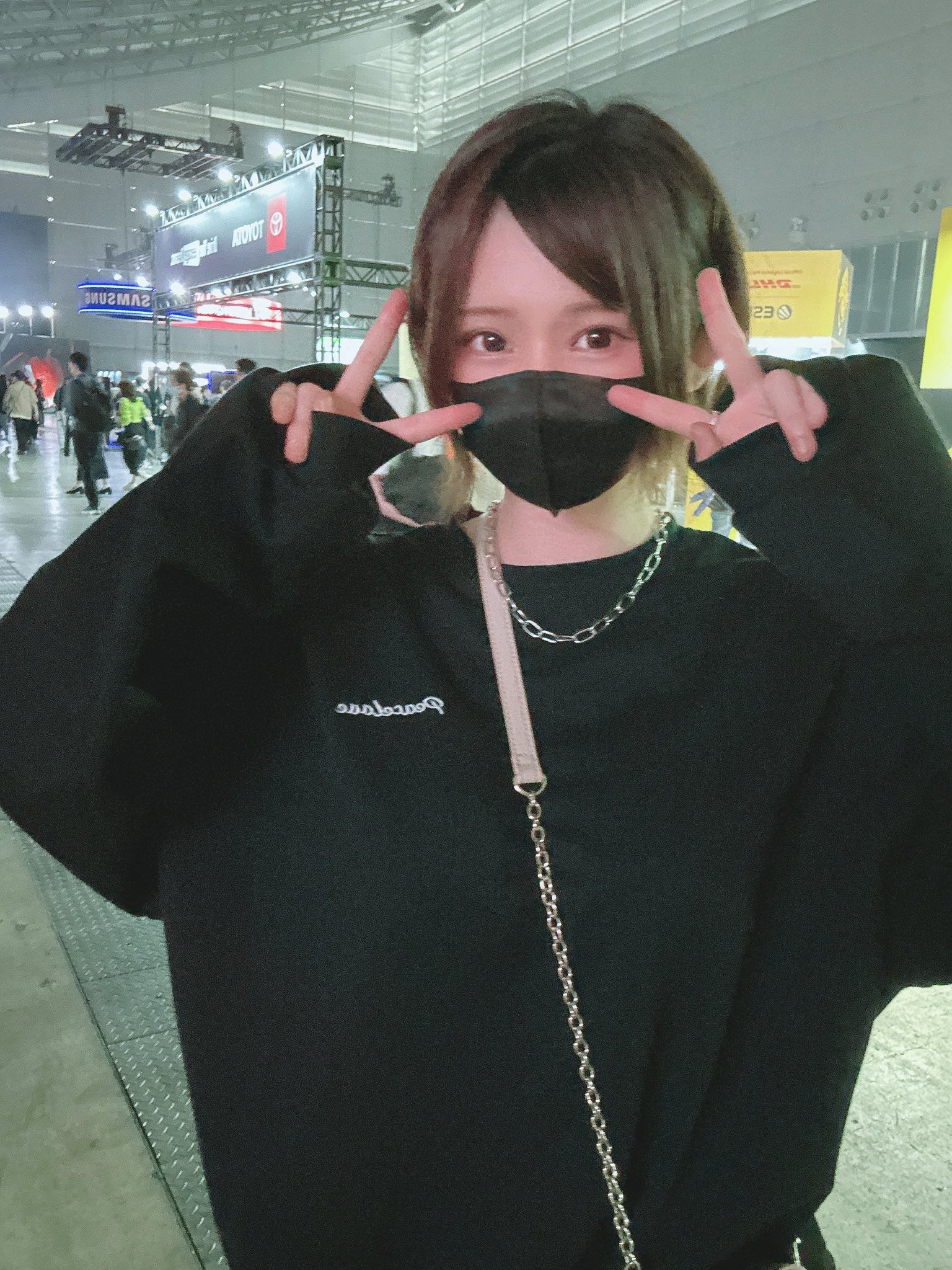 えなこ「これがこう」トレーナー脱いだ美ボディに反響「最強」「可愛い」