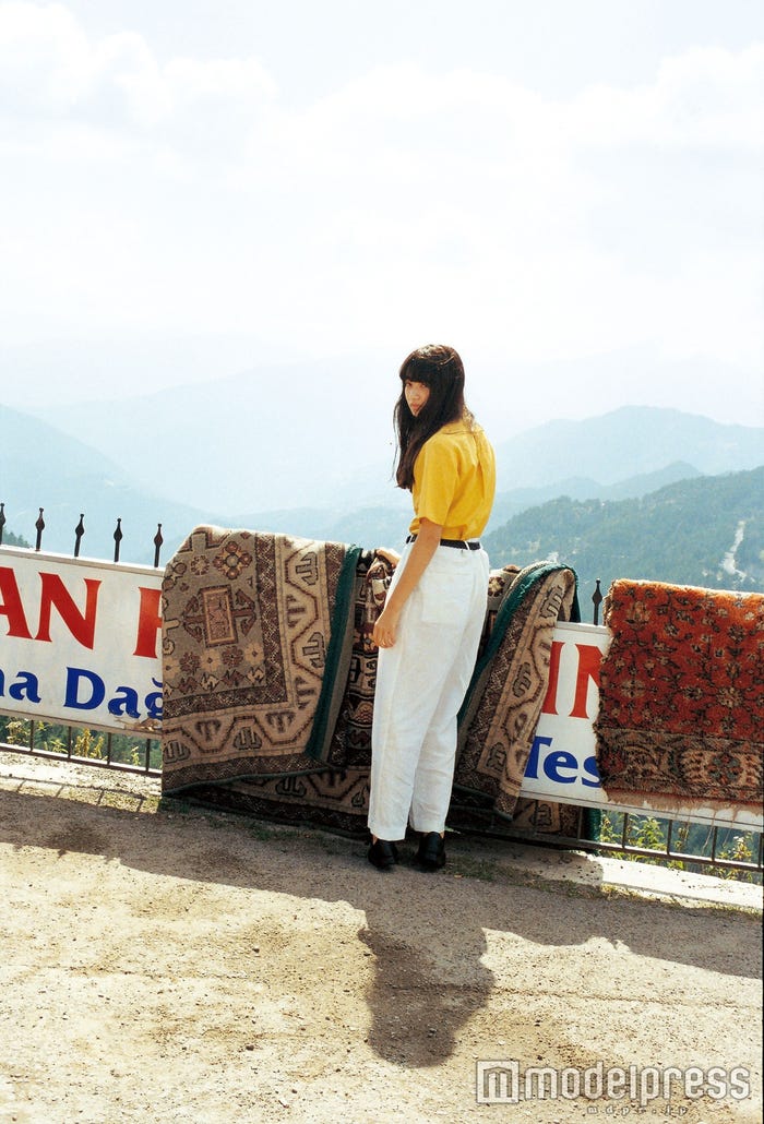 小松菜奈1st写真集『Trabzon』(発売中)より/画像提供:SDP