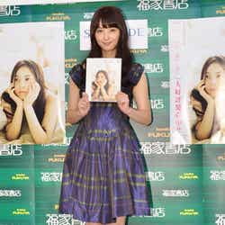 写真集「ささきき」(9月5日発売)サイン本お渡し会を開催した佐々木希