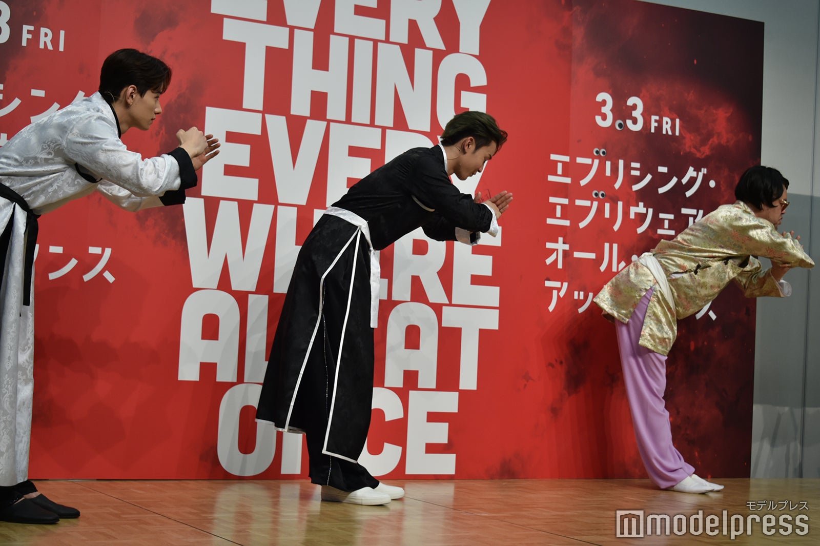 ポーズをとる佐藤景瑚、與那城奨、くっきー！ （C）モデルプレス