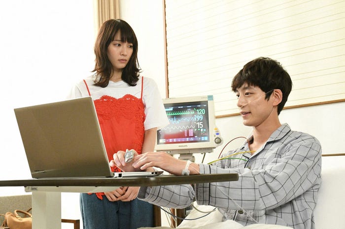 吉岡里帆、坂口健太郎/「ごめん、愛してる」第9話より(画像提供:TBS)