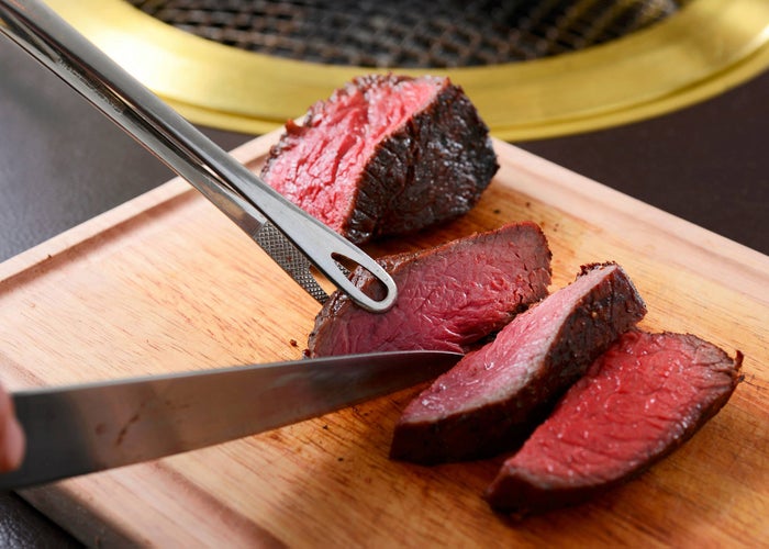 門崎熟成肉 塊焼き＋牛醤（門崎熟成肉 格之進）／画像提供：AATJ株式会社