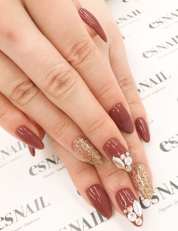 ゴールドラメが大人な印象/画像提供:esNAIL