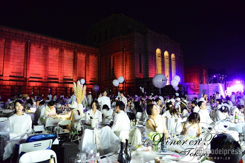 「Dîner en BlancTokyo（ディネ・アン・ブラン・トウキョウ）」（C）Dîner en Blanc International