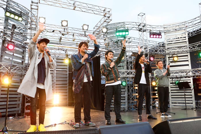 (左から)ゆず・北川悠仁、香取慎吾、草なぎ剛、稲垣吾郎、ゆず・岩沢厚治(C)AbemaTV