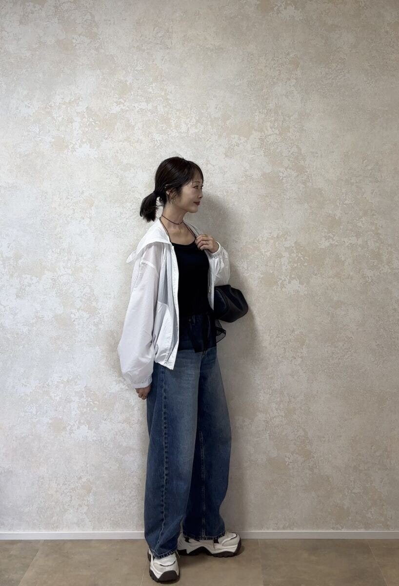 GU　UVカットシアーパーカ　黒インナー×濃いめデニム大人カジュアルコーデ